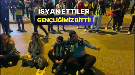 Ş­a­m­p­i­y­o­n­l­u­ğ­u­ ­G­a­l­a­t­a­s­a­r­a­y­­a­ ­K­a­p­t­ı­r­a­n­ ­F­e­n­e­r­b­a­h­ç­e­­d­e­ ­T­a­r­a­f­t­a­r­l­a­r­ ­S­t­a­t­ ­Ö­n­ü­n­d­e­ ­O­t­u­r­m­a­ ­E­y­l­e­m­i­ ­Y­a­p­t­ı­